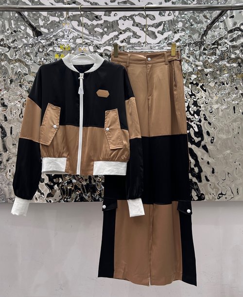 Louis Vuitton Trendy Casual Ensemble with Exceptional Craftsmanship