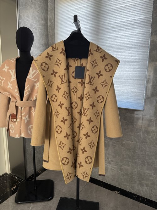 Louis Vuitton Double-sided Wrap Coat of Silk-Wool Blend with a Sophisticated Design