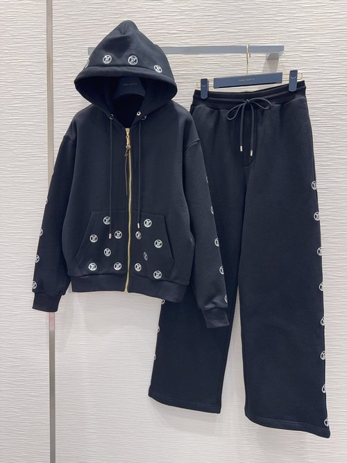 Louis Vuitton Stylish Suit with Rich Details and Excellent Fit