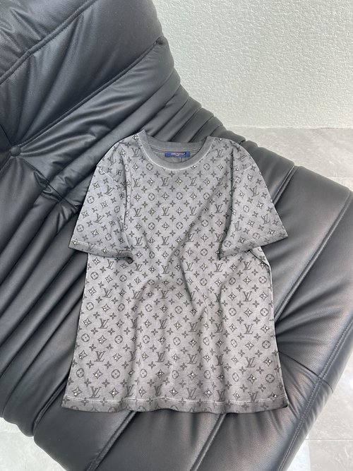 Louis Vuitton Stylish Short-Sleeve Printed T-Shirt with Rivet Decoration