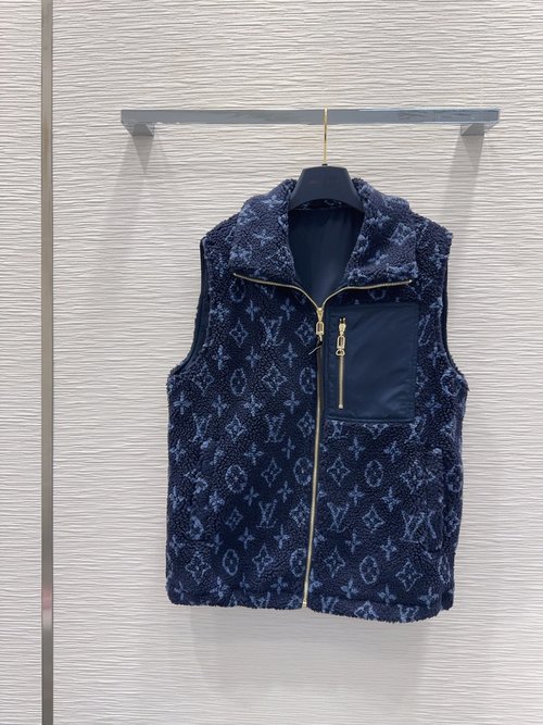 Louis Vuitton Artificial Lamb Wool Coat, Boasting a Stylish and Versatile Design