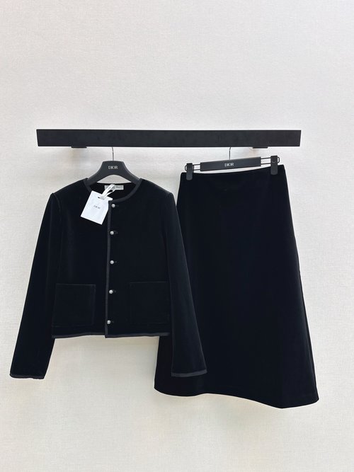 Dior Exquisite Velvet Suit with Classic Box Collar for a Refined Appearance