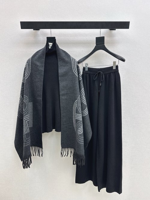 Hermes Simple and Stylish Knit Set with Logo Shawl
