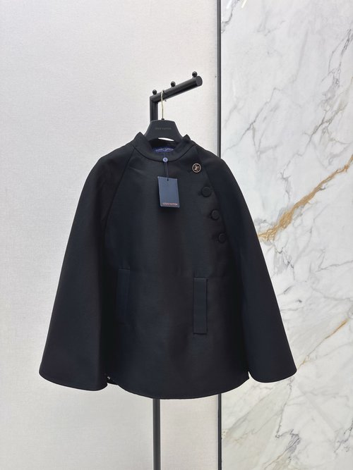 Louis Vuitton Stylish and Versatile Cloak with Presence
