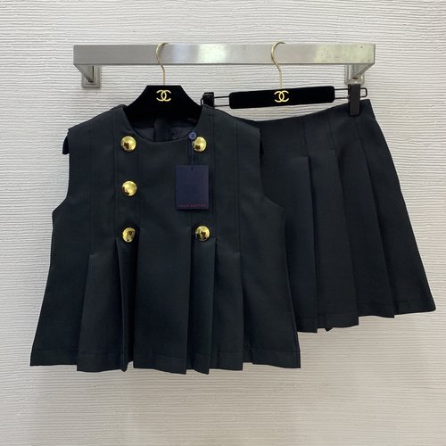 Louis Vuitton Elegant Hepburn-Style Two-Piece Suit with Gold-Button Decoration