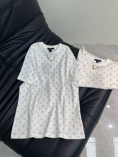 Louis Vuitton Stylish Crew Neck Print Short Sleeve T-Shirt with Chain Design, Slimming Effect