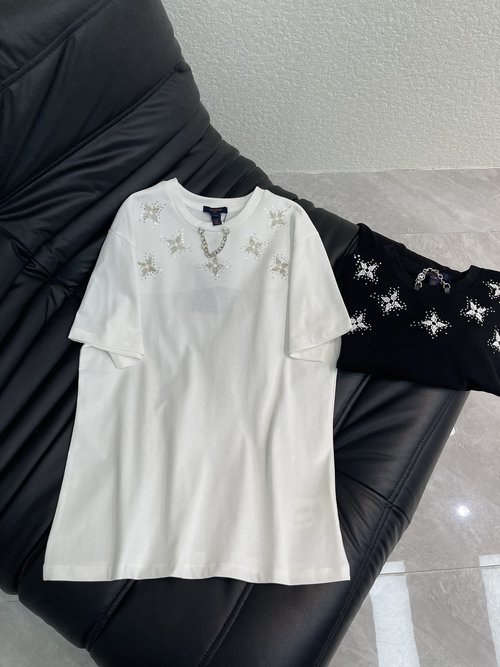 Louis Vuitton Round Neck Studded Four-Leaf Clover Chain Short-Sleeved T-Shirt with Sparkling Embellishments