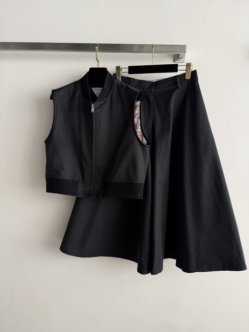 Bottega Veneta Stylish Sleeveless Suit with Zipper and A-line Skirt