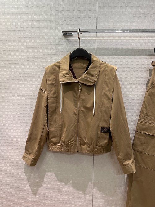 Louis Vuitton Fashionable Collared Jacket with Collapsible Design