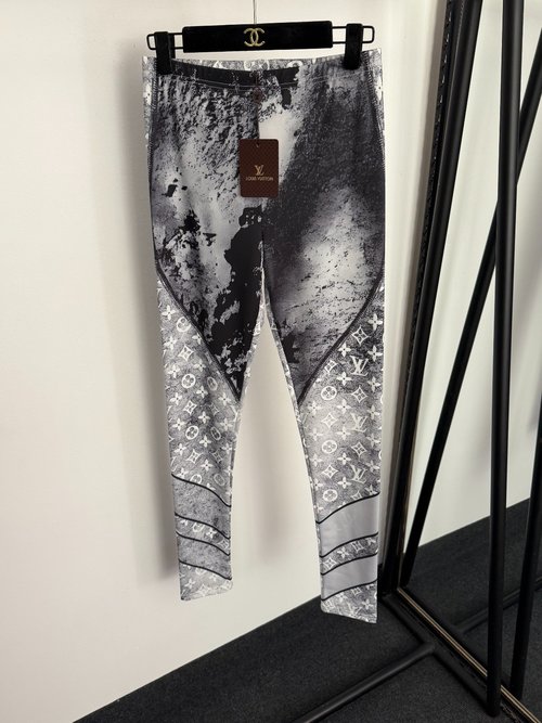 Louis Vuitton Checkerboard Logo Print Skinny Leggings in Grey