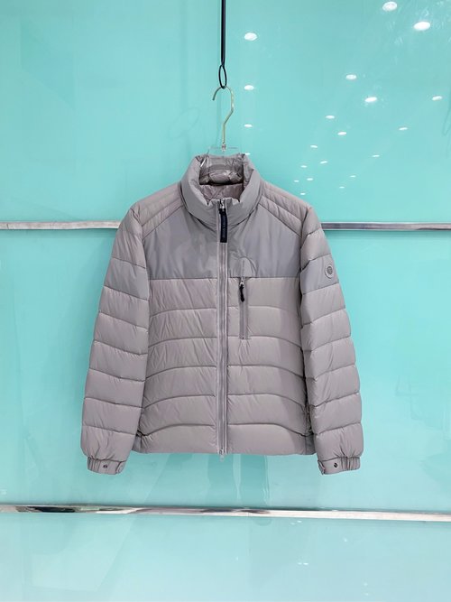 Canada Goose Lightweight Down Jacket with Windproof and Durable Fabric