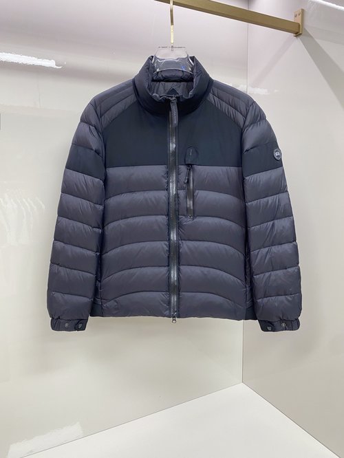 Canada Goose Lightweight Down Jacket with Windproof and Wear-Resistant Design
