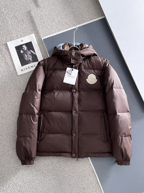 Gucci Premium 90% Down Jacket with Logo and Color Blocking