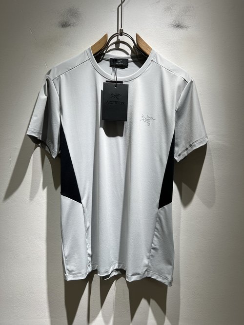 Canada Goose Elastic Spandex Short Sleeve T-Shirt with Logo